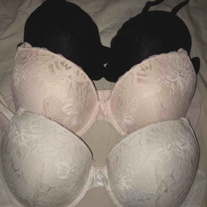  - Helt nya bh-ar! Storlek 85 B Styck pris : 99 kr Paketpris : 250 kr
