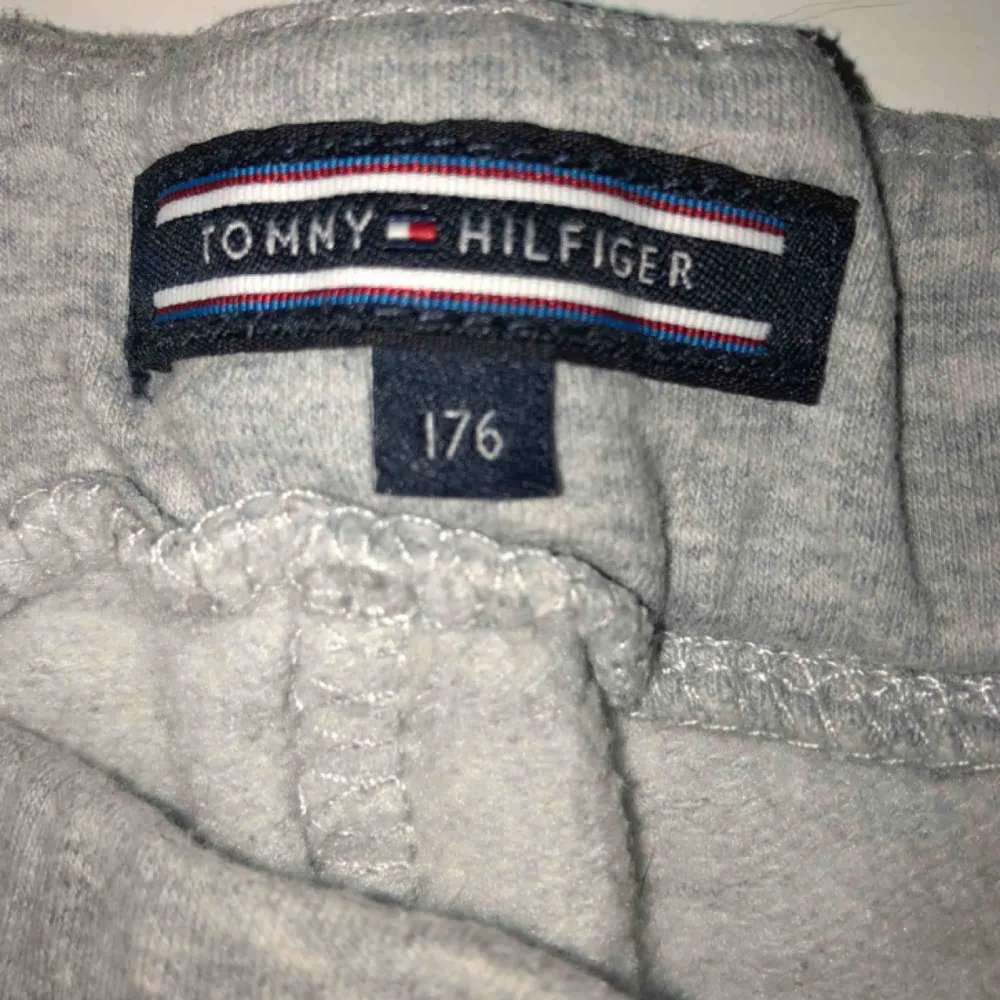 Äkta Tommy hilfiger mjukisar. Dom är i storlek 176 och passar mig som har XS/S. Litet hål vid själva märket uppe vid hörnet (se bild 3) därav priset. Dom är sparsamt använda. Frakt ligger på 50kr och betalas av köparen . Jeans & Byxor.