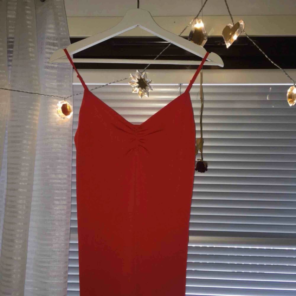 Röd klänning från Bikbok  Storlek M ( 38 )  Har andvänt den en gång  . Klänningar.