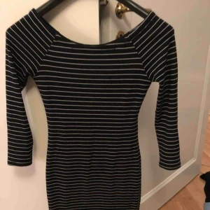  - Randliga klänning, blå-vit