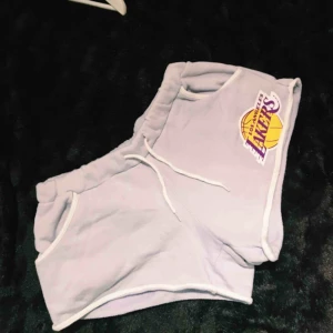  - NBA Los Angeles Lakers shorts!  Har mycket stretch!! Är korta, går precis under rumpan men om man drar dom högre så visar man lite mer rumpa 🍑✨