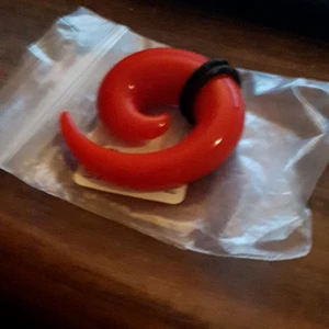  - Töjnings spiral i storlek 16 . Röd. Material är akryl.  Aldrig använd.  (Orginal pris 39,85)   Frakt tillkommer vid köp, kan även hämtas upp i Malmö eller Hässleholm 😊 