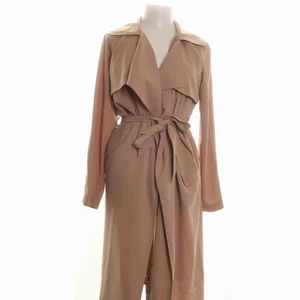  - Säljer denna supersnygga trenchcoat från Bik Bok i storlek S! Använd två gånger så i perfekt skick!