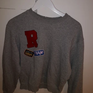  - Snygg tjocktröja från bikbok