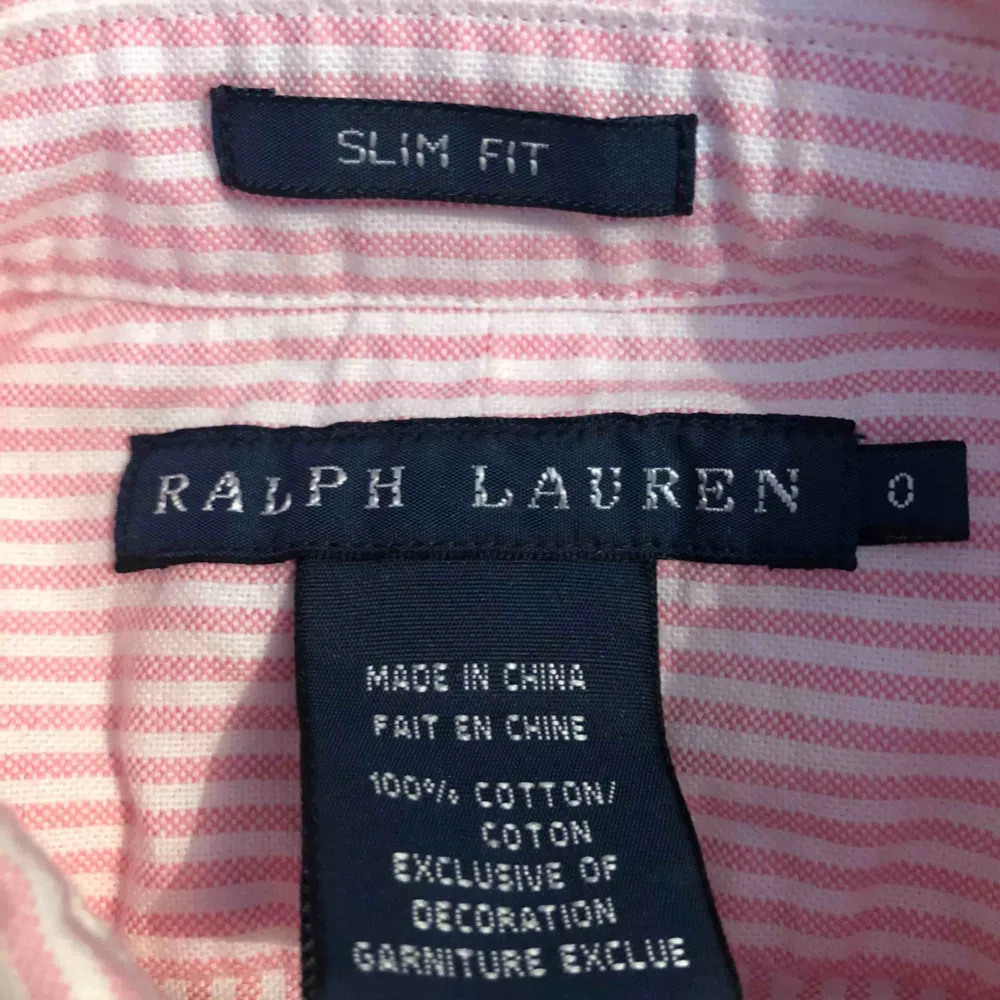 Ralph Lauren skjorta endast använd ett fåtal gånger. Nyskick! Nypris (599) Om du har frågor så tveka inte :)  Frakt ingår i priset . Skjortor.