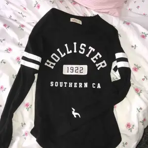 Hollister tröja, var en av mina favoriter, använd är den! Passar dom som har XS/S i storlek Köparen står för frakt💗