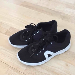  - Sneakers från Dinsko. Storlek 35 men passar även 36. I fint skick. Använda mest inomhus. Köparen står för frakten!