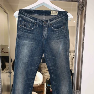  - Ett par sjukt snygga G-star raw jeans, flair model i bena. Aldrig använda då det vart fel storlek för mig. Storlek 27 midjan, 32 i längd. Köparen står för frakten📦☺️