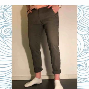  - •Ett par gröna byxor köpta på Just Junkies herrsida med storleken L  •Bra skikt •Köparen står för frakt eller mötas upp i Gävle