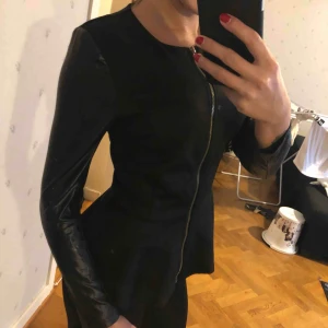  - Peplumtopp i storlek xs (spegeln som är smutsig!) 