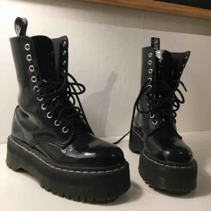  - Dr martens x Agyness deyn, the aggy 1419 platform patent leather boots🖤🔥 Emtremt balla martens i äkta  skinn, lackat. Sulan är 4,5 cm, 10 snörningshål. Nypris: 2500 kr. Superkvalitet!! Kan mötas upp i  Stockholm🖤 (vita skosnören medföljer)