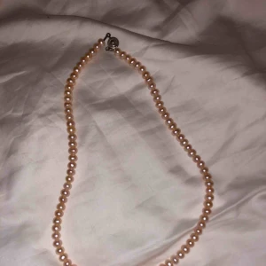  - Säljer mitt superfina pärlhalsband då det tyvärr inte kommer till användning. Pärlorna har en svag ton av rosa! Det är köpt utomlands där de sa att det var äkta pärlor!🥰