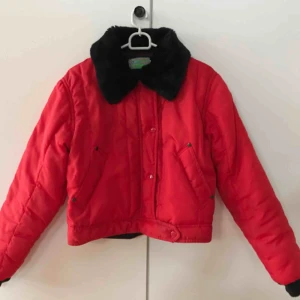  - en vinterjacka i härlig röd färg med svart päls som krage (fake obv) köpte på plick för cirka ett år sen så vet inte vart den kommer ifrån. Fint skick!