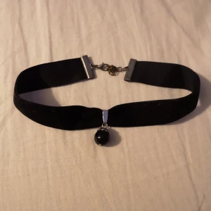  - En choker i sammet med svart pärla. Minns ej var den köptes. Kan hämtas i Lund eller Eslöv, annars tillkommer frakt.