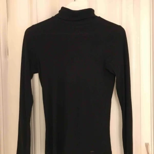  - Basic men snygg tunnstickad polotröja ifrån Hollister i stl m men tight i modellen så passar en s bättre. Fint skick! Köparen står för frakten på 18:- & betalning sker via swish! 💕