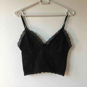  - Supersnygg topp i spets till fest, perfekt med ett par höga byxor! Bara använd 1 gång :) hämtas eller skickas mot frakt 