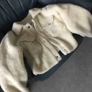  - En vit/beige fluffig jacka i storleken M som är som i storleken S!