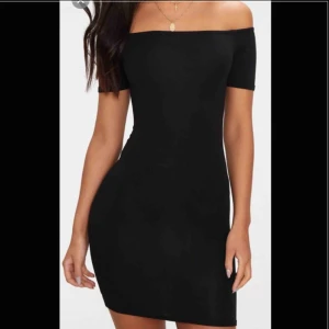  - En stretchig svart off shoulder klänning, helt nyinköpt och oanvänd. Passar någon med storlek XS eller S då den är super stretchig. Pris är inklusive frakt 