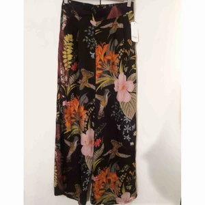  - Fina mönstrade vida byxor med fickor(!!) från Italien. Aldrig använda.