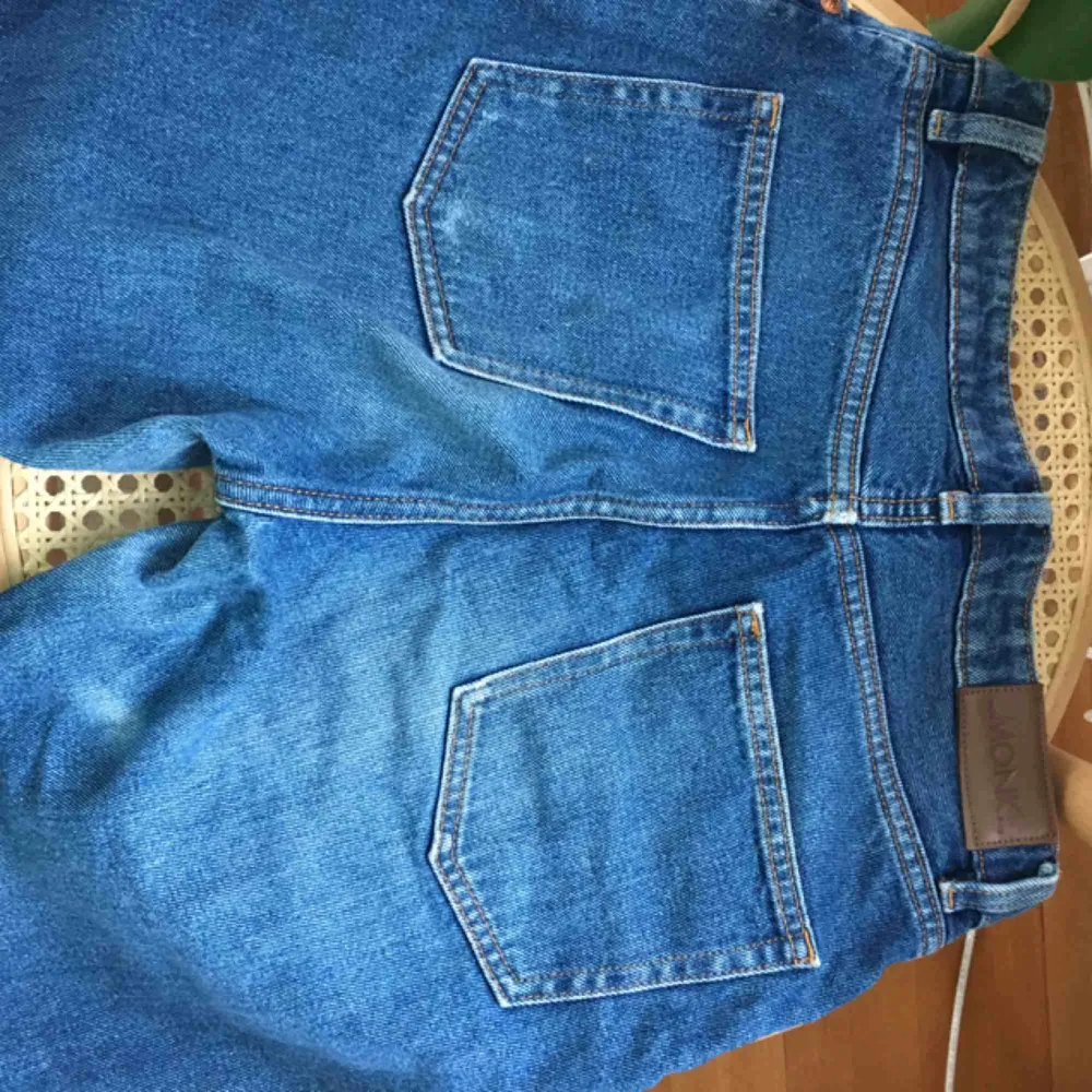 supersnygga jeans från monki i modellen kimomo!! färgen stämmer bäst överens med tredje bilden. är slitna på rumpan (tredje bilden) därav det låga priset. FRAKT INGÅR. Jeans & Byxor.
