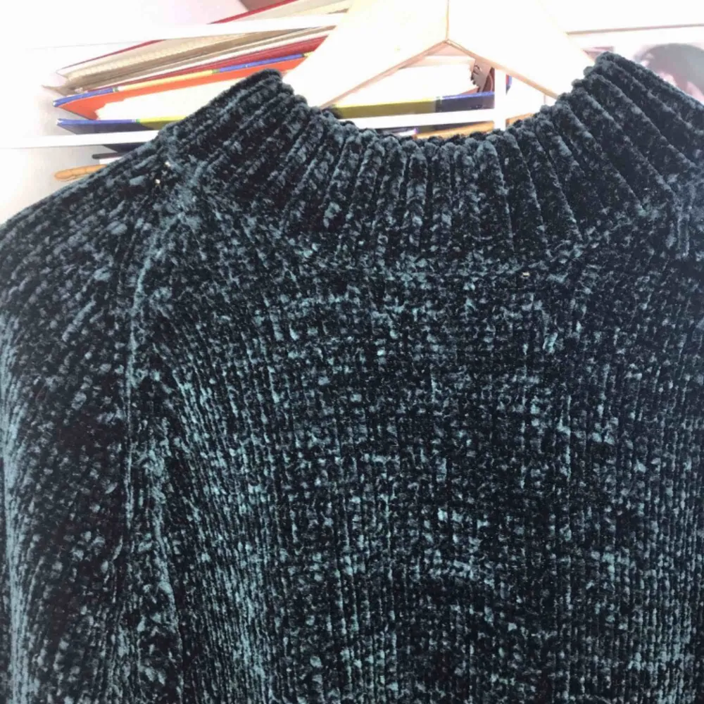 Jättemjuk och skön stickad tröja från GinaTricot. Syns inte så bra på bilderna men den är jättefin mörkgrön. Jättebra skick, pris kan diskuteras!. Tröjor & Koftor.