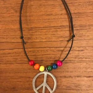  - Peace & Pride halsband med ställbara knutar så längden går att reglera. 19:- plus frakt 9:- = 28:-
