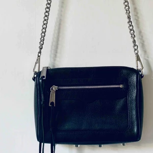 Rebecca Minkoff väska - Knappt använd Rebecca Minkoff väska.  Svart, dragkedja i fram. 