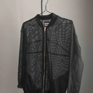  - Bomberjacka i tunt nätmaterial från Weekday! Perfekt att lagra med och i fint skick 🙌🏻 Frakt: 20kr eller mötas upp i Stockholm