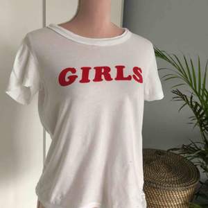 Girls t-shirt i storlek xs/s. Köpt på Urban Outfitters. Ordinarie pris 250kr. Använd en gång.
