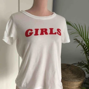  - Girls t-shirt i storlek xs/s. Köpt på Urban Outfitters. Ordinarie pris 250kr. Använd en gång.