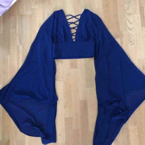  - Vacker blå topp från Nasty Gal😍 fantastiska armar och fint korsad i ryggen, nyskick.