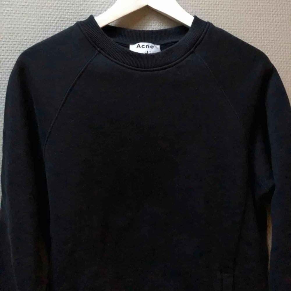 Acne sweatshirt modell som går över rumpan. Stl xs men passar mer s.. Hoodies.