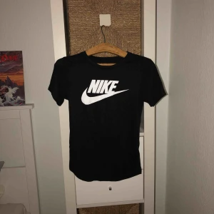  - Nike tröja använd ett fåtal gånger. Frakt tillkommer. 
