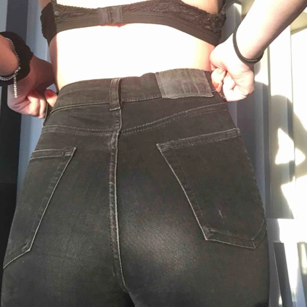 Jeans från H&M i mom jeans-stil i strl 34. Jag tror att modellen heter booty fit.  100kr + frakt. Betalas helst via swish. Jeans & Byxor.