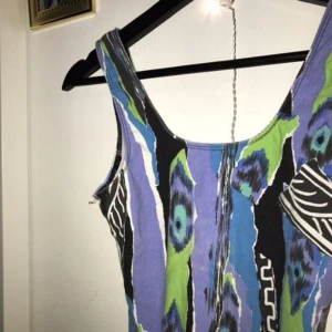  - En unik body med mönster på, funkar även som baddräkt då tyget är luftigt. String på baksidan. Jättefin men tyvärr för liten för mig.