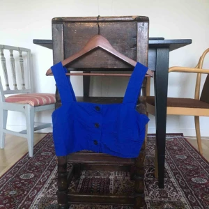  - Jättefint blått linne från Weekday strl S. Kommer tyvärr inte till användning hos mig! 