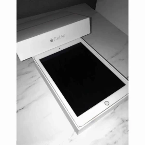  - Säljer nu min iPad Air 2 16GB (silver) pga att den inte används! Fint skick med ytterst få repor som knappt syns. Säljes i originalbox, Apple laddare + adapter ingår självklart.   Köpare står för frakt, möts annars upp i Sthlm!🌸