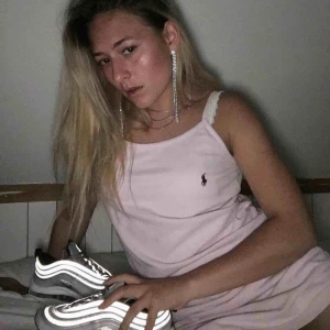  - Rosa Polo Ralph Lauren klänning. Står strl XL, men snarar M/stor S.Pris 300kr (exklusive frakt) Möts gärna upp i Stockholm eller skickar med PostNord. Då stör köparen för frakten