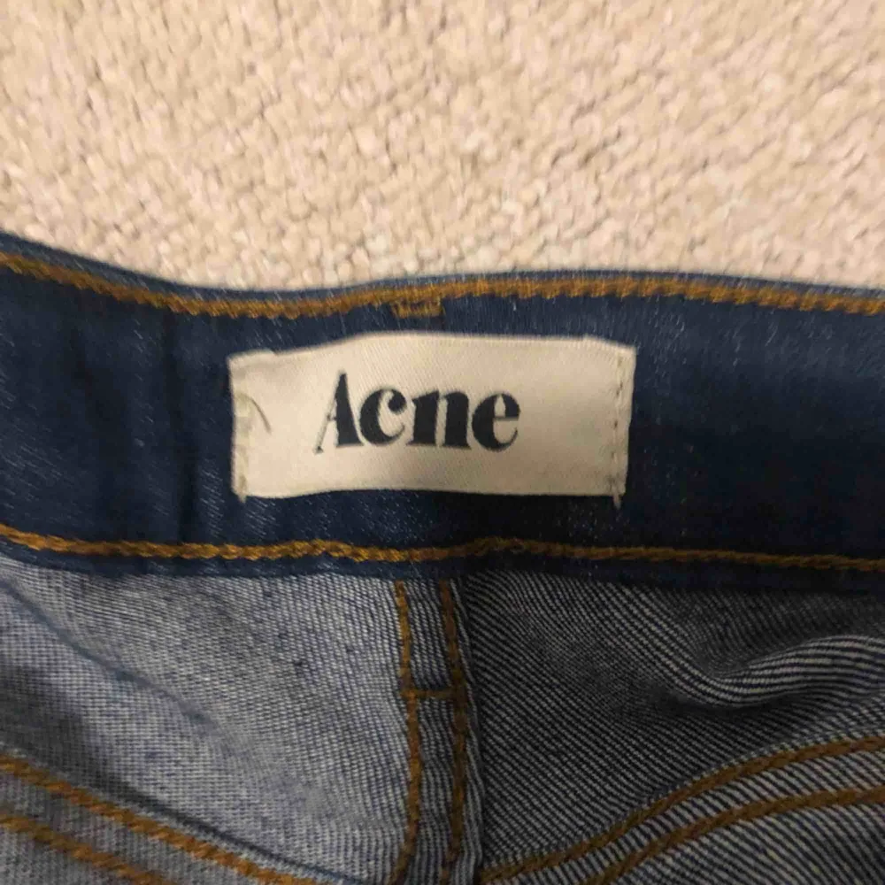 Säljer mina äkta acne jeans, sitter bra i längden på mig som är 1.70 dessutom i breden. Frakt ingår i priset . Jeans & Byxor.