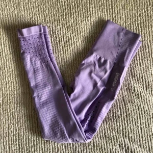  - Gymshark tights i lila dom nya nästan aldrig använd  storlek S säljer eller byter mot svarta gymshark 