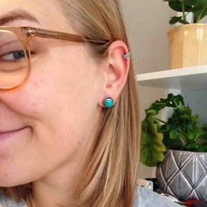  - Fejkpiercing i äkta silver. Lätt att använda genom att trycka ihop ändarna över öronsnibben!