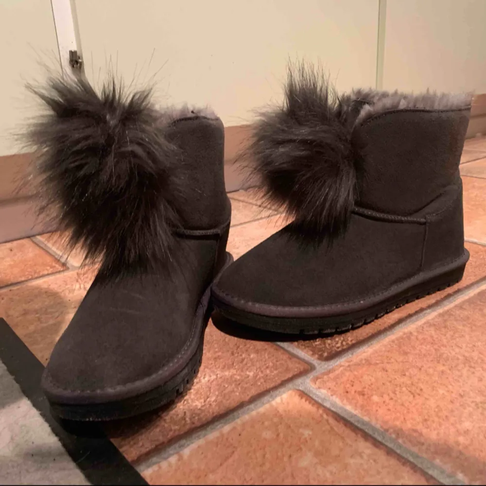 Uggs liknande skor som är helt nya, endast provade. Köpta på DinSko för 399, säljes för 200 kr. Swish betalning endast, kan skickas mot att köparen betalar frakt. 🌸 . Skor.