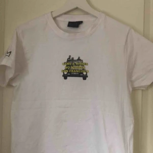  - Hov1 tshirt, knappt använd då jag helt enkelt inte tyckt den varit min stil. Köpt på deras hemsida för 300kr + frakt men eftersom jag använt den säljer jag billigare. Går ej att köpa mer🥰Frakt tillkommer