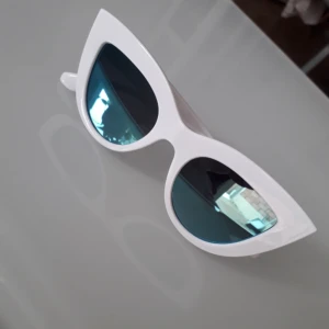  - UNIKA Secondhand Retrobrillor med turkost glas och vita bågar! Fri frakt🦋