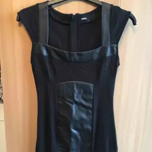 Kort svart klänning  Inklusive frakt 