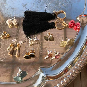  - 60 kr för alla örhängena! 🌸✨ Skriv för närmare bild på något av paren ;)