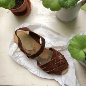  - Jättefina träskor i äkta läder, gjorda i Sverige. Nyköpta 500:-✨Använda två gånger