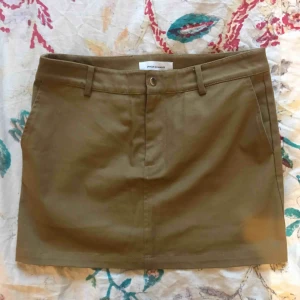  - Kjol från samsoe. Den är inte extremt kort som det ser ut på bilden, utan ska sitta på höften så det blir som en vanlig minikjol. Materialet är väldigt tjockt så den sitter snyggt på. Färgen är kanske lite ljusare irl 