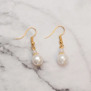  - Fina pärlörhängen, krokarna ska vara nickelfria. 9:- i frakt tillkommer.