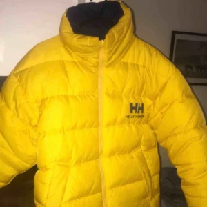  - Helly Hansen gul och blå dunjacka! Köparen betalar frakt. 